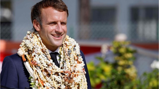 GALA VIDEO - « Y’a plein de filles : Emmanuel Macron gêné par une blague osée sur Brigitte