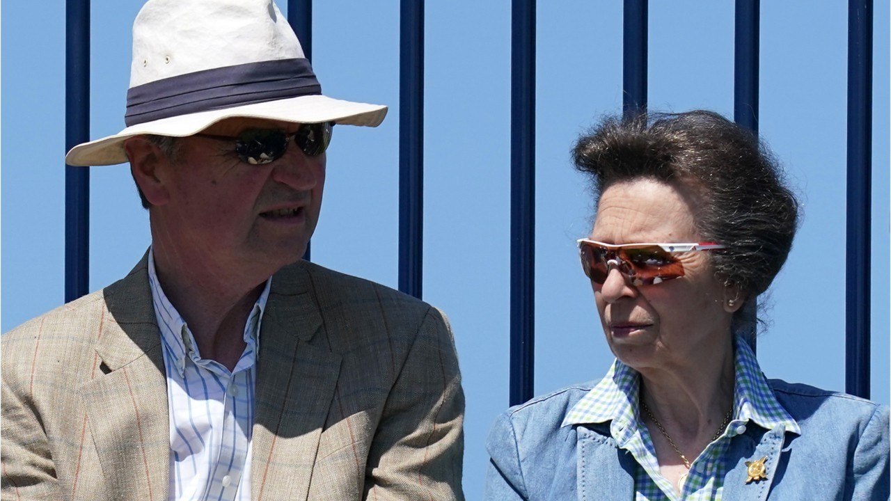 GALA VIDEO - Princesse Anne : lunettes et casquette sur la tête, la fille de la reine fait une apparition surprise.