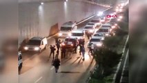 Düğün konvoyundakiler trafiğe kapattıkları yol üzerinde göbek attılar