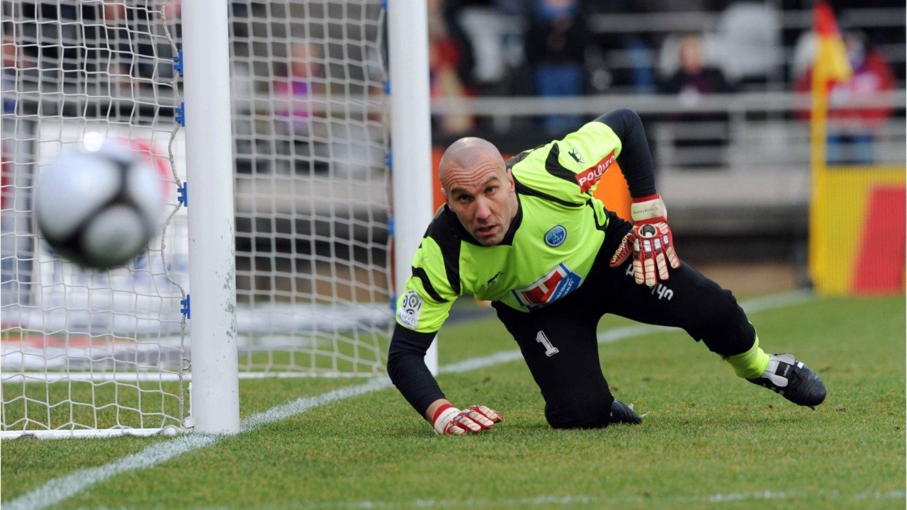 GALA VIDÉO - Christophe Revault, l'ancien gardien du Paris Saint-Germain, a été retrouvé sans vie à son domicile, ce jeudi 6 mai. L'ex-star de football avait 49 ans.