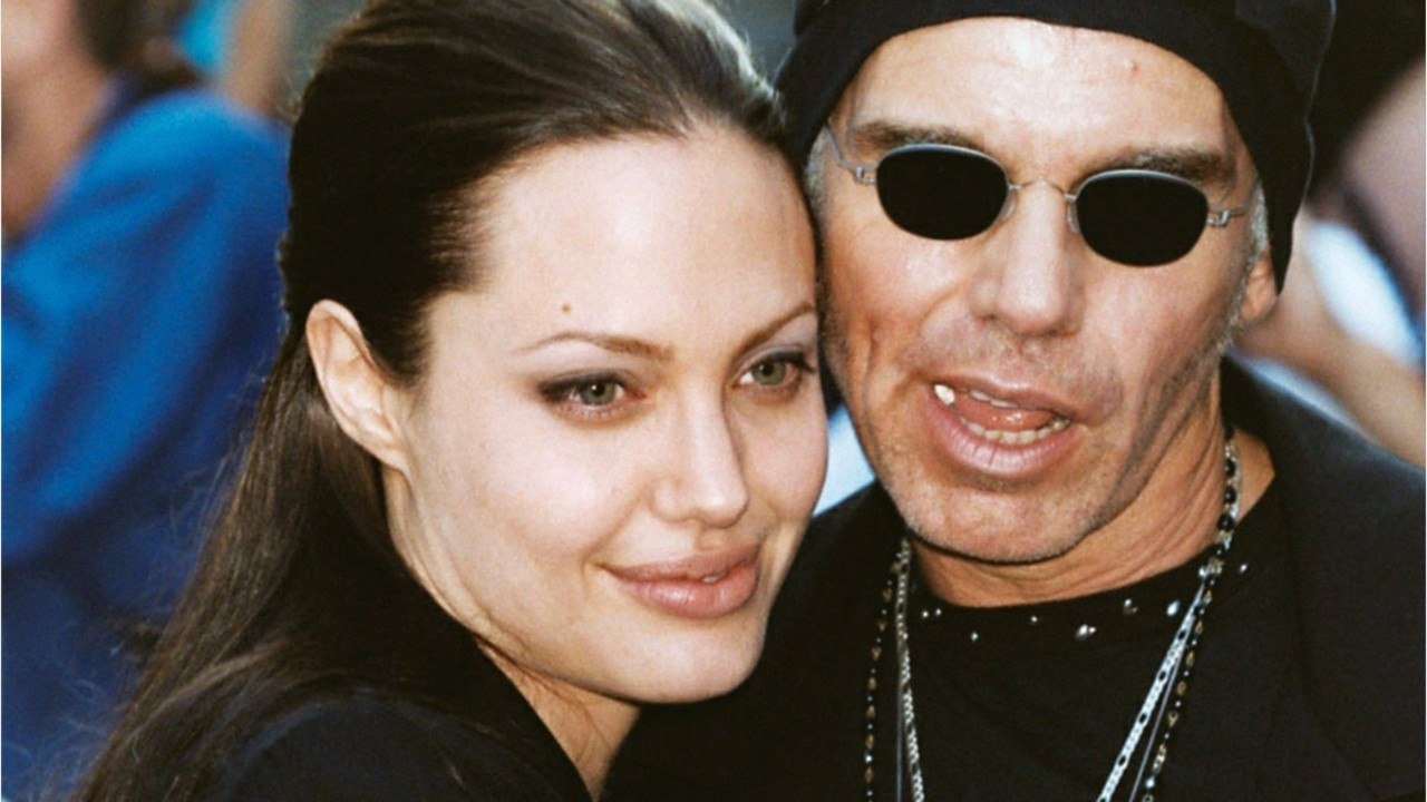 GALA VIDEO - Angelina Jolie : cette histoire « dingue " de fioles de sang qui l'a suivie toute sa vie.
