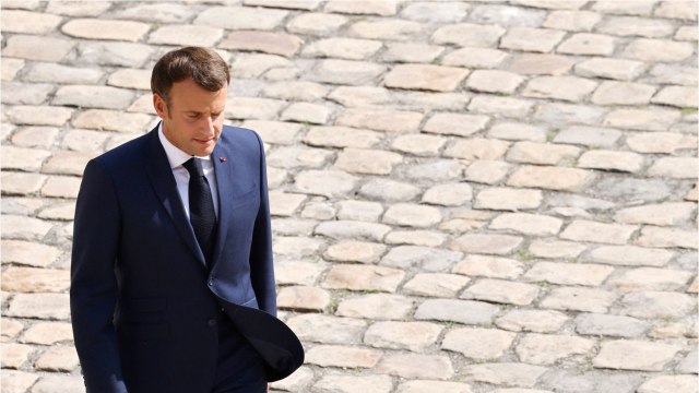 GALA VIDEO - Emmanuel Macron acculé : « Il en a connu des étés pourris, mais celui-là…