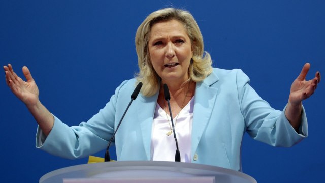 GALA VIDEO - Un débat entre amis : l'attaque de Marine Le Pen avant l'échange d'Eric Zemmour et Jean-Luc Mélenchon