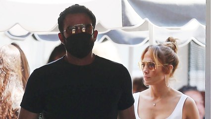 GALA VIDEO – Jennifer Lopez et Ben Affleck : baiser enflammé et officiel… Les fans chavirent