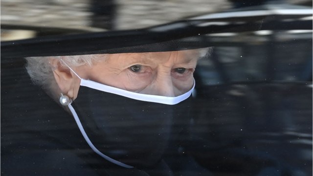 GALA VIDEO - Elizabeth II va-t-elle « s'effacer gracieusement après la mort du prince Philip ?