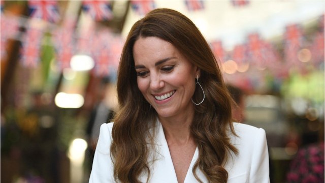GALA VIDÉO - Kate Middleton inséparable d'un pendentif aux initiales de ses enfants.