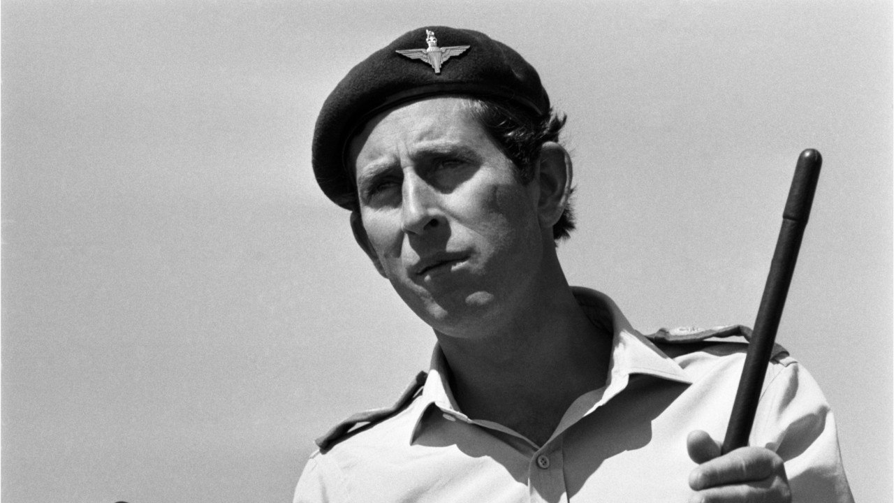 GALA VIDEO - Le prince Charles miraculé : ce saut en parachute qui a failli tourner au drame