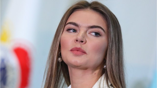 GALA VIDÉO - Vladimir Poutine : sa maîtresse Alina Kabaeva réapparaît avec une mystérieuse bague... (1)