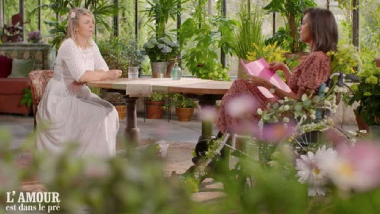 GALA VIDEO - L’amour est dans le pré 2021 : Karine Le Marchand tape sur les doigts de Nathalie en plein speed-dating