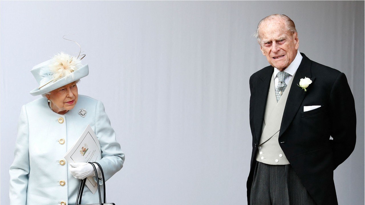 GALA VIDÉO - PHOTO - Qui sont les enfants autour du prince Philip et Elizabeth II sur un cliché craquant ?