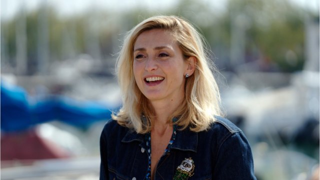 GALA VIDEO - « Un peu la gueule de bois : Julie Gayet jette une pierre à Emmanuel Macron