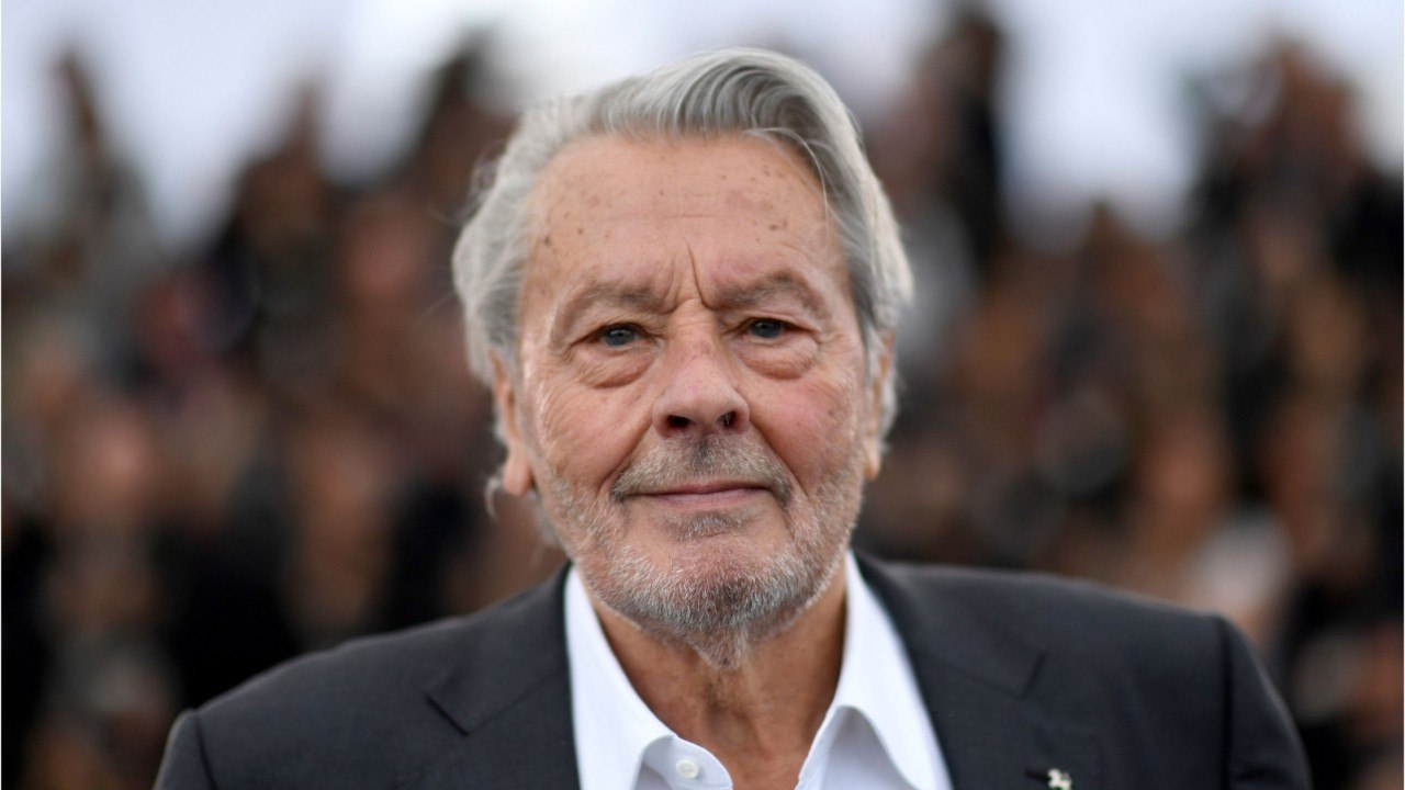GALA VIDEO - Alain Delon cash sur le suicide : « Maintenant oui, peut-être plus qu'avant "