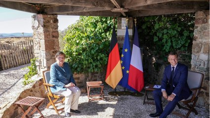 GALA VIDÉO - « On a vu de belles photos de vous " : Emmanuel Macron moqué par Angela Merkel pour avoir fait du jet-ski.