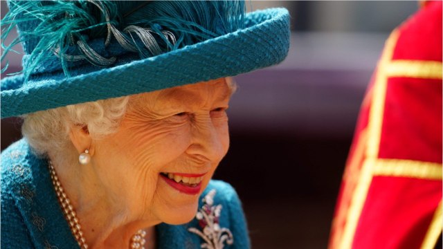 GALA VIDEO - PHOTOS - Elizabeth II en vacances : arrivée royale à Balmoral