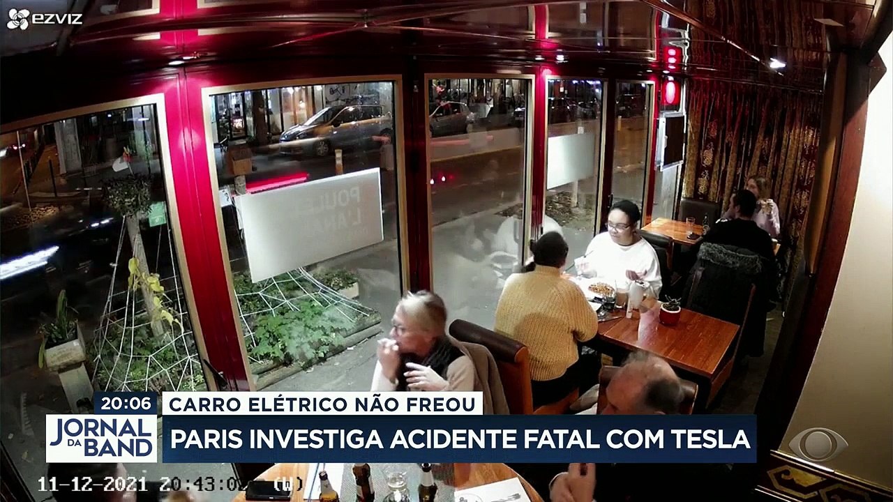 A maior empresa de táxi de Paris tirou das ruas os carros da Tesla depois de um acidente que matou uma pessoa e deixou 20 feridas. A promotoria abriu uma investigação. #BandJornalismo