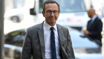 GALA VIDEO - Emmanuel Macron espionné ? "Arrêtons de croire qu'on vit chez les Bisounours"