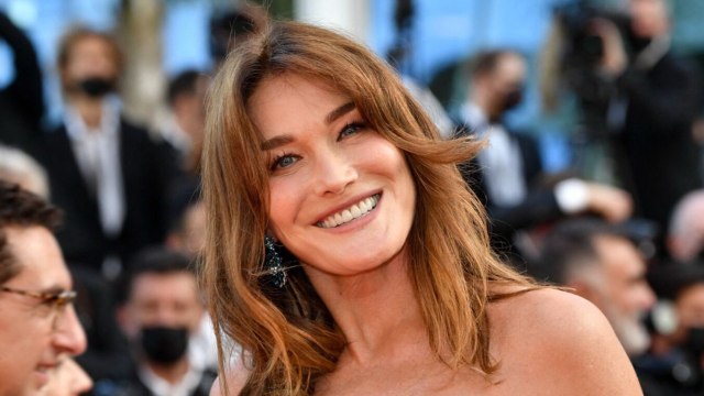 GALA VIDEO - Julie Gayet et Carla Bruni : cet amusant chassé-croisé.