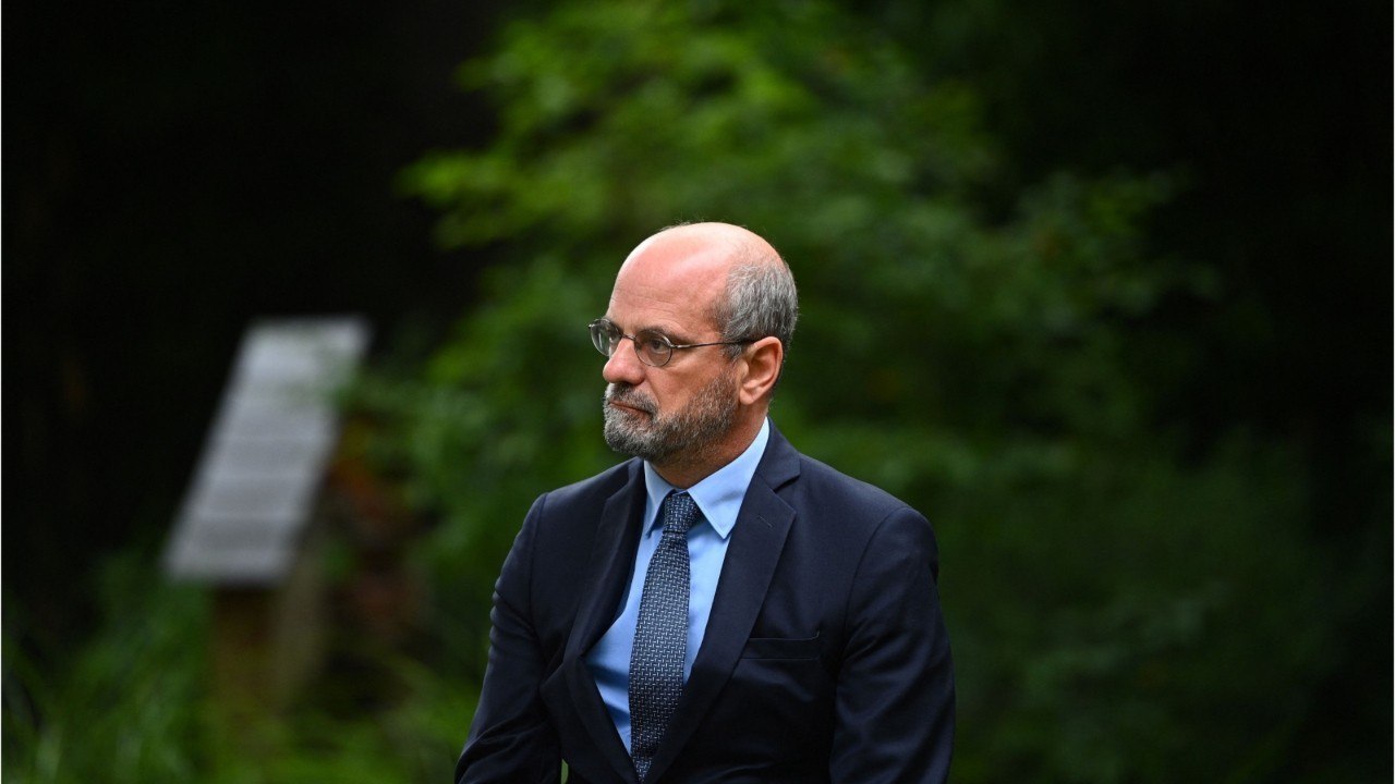 GALA VIDEO - « Une connerie ! " : Jean-Michel Blanquer rhabillé pour l’hiver par les autres ministres