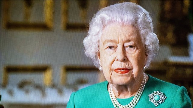 GALA VIDEO - La reine Elizabeth II a choisi son camp : Charles et William plus importants que Harry et Meghan