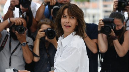GALA VIDEO - Sophie Marceau en a marre de notre époque trop violente : « Je me fais autruche "