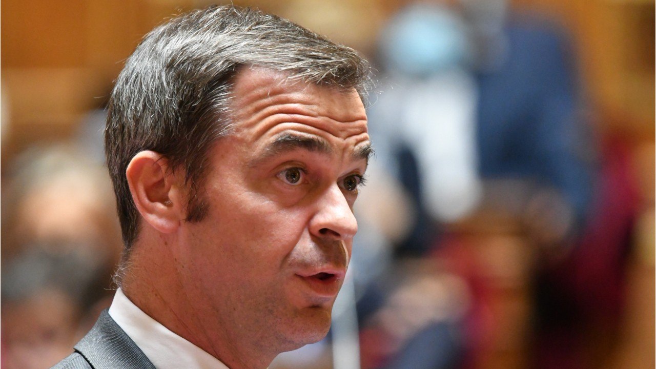 GALA VIDEO - Olivier Véran photographié malgré lui avec Didier Raoult : il réagit... avec humour.