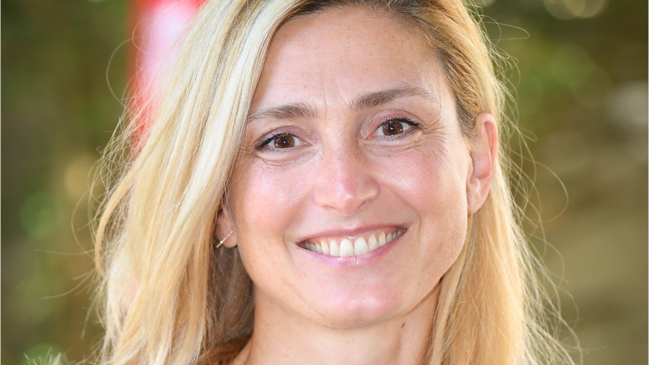 GALA VIDÉO - « Immense bonheur " : Julie Gayet ne boude pas son plaisir