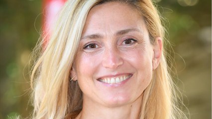 GALA VIDÉO - « Immense bonheur " : Julie Gayet ne boude pas son plaisir