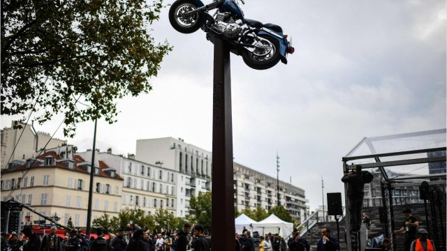 GALA VIDÉO - André Boudou, père de Laeticia Hallyday : cette blague douteuse lors de l'hommage à Johnny