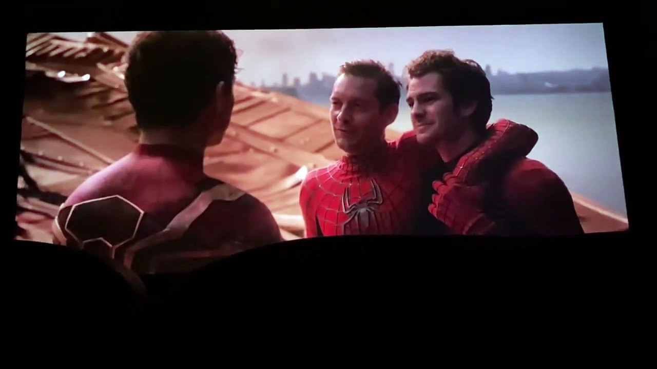 Spider-Man No Way Home : Andrew Garfield, Tobey Maguire, Tom Holland group hug