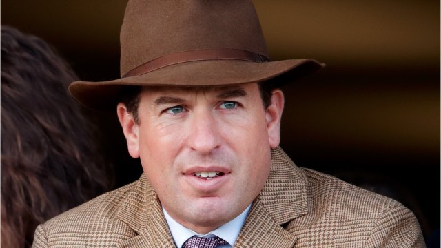 GALA VIDÉO - Pourquoi Elizabeth II a choisi son petit-fils Peter Phillips pour séparer William et Harry aux obsèques de Philip ?