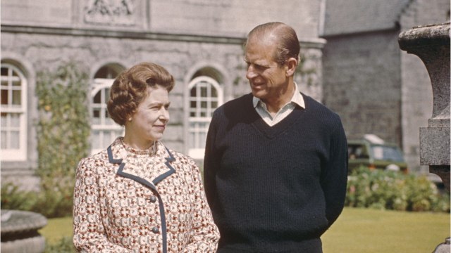 GALA VIDEO - « Elle n’a jamais regardé quelqu’un d’autre : Elizabeth II, follement amoureuse du prince Philip