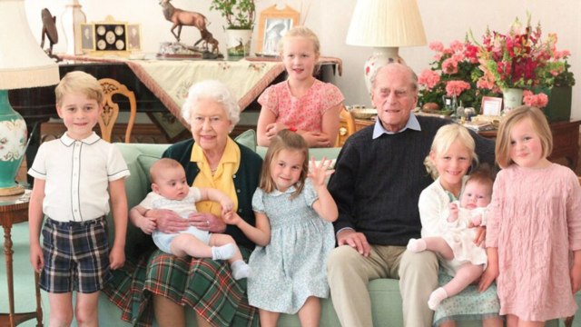 GALA VIDÉO -Elizabeth II et le prince Philip : l'émouvante photo avec leurs arrière-petits-enfants