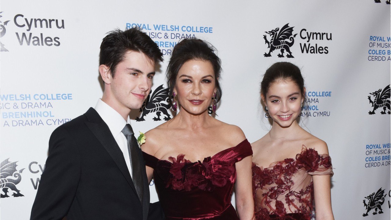 GALA VIDEO - Pour Catherine Zeta-Jones, son fils Dylan et sa fille Carys sont les nouvelles stars de la famille Douglas
