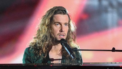 GALA VIDEO - Julien Doré victime d'une grosse bourde : ses fans en colère.