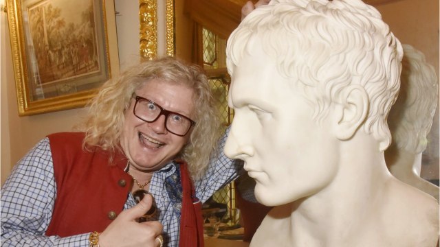 GALA VIDEO - « Un bouffon amoureux du buzz : Isabelle Balkany dézingue Pierre-Jean Chalençon.