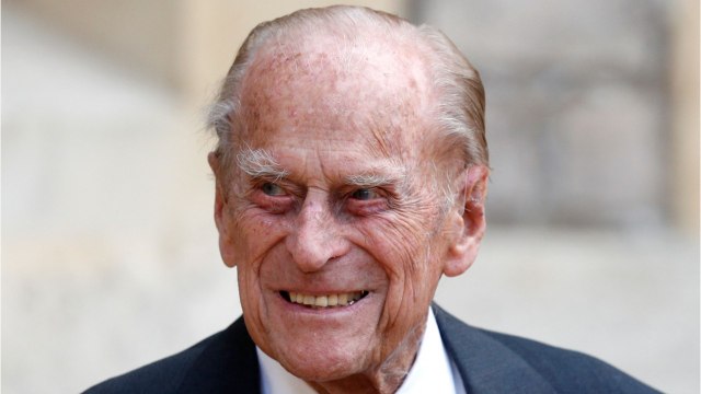GALA VIDÉO - Quand le prince Philip défiait la douleur au mariage de Meghan Markle et Harry.