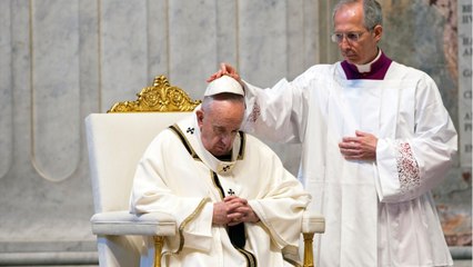 GALA VIDEO - Le Pape François à l'hôpital : opéré à 84 ans et désormais "sous observation".