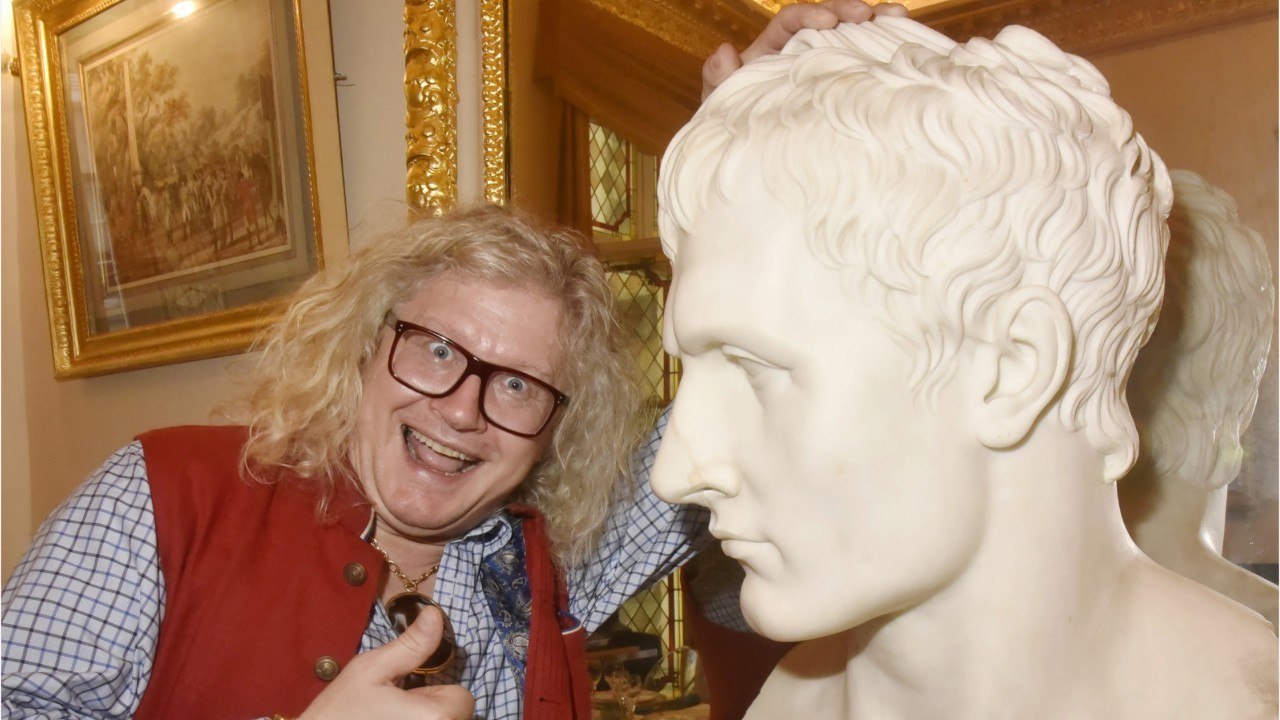 GALA VIDEO - Pierre-Jean Chalençon : ce qu’il faut savoir sur son Palais Vivienne