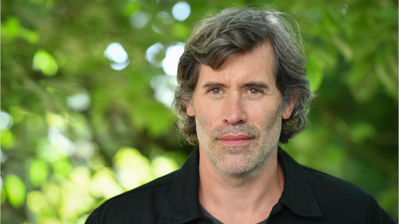 GALA VIDEO – Jalil Lespert : torse nu, tout sourire ! Moment de détente à Malibu, loin de Laeticia