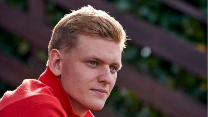 GALA VIDEO - Mystère autour de Michael Schumacher : son fils botte en touche.
