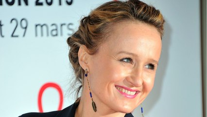 GALA VIDEO - Caroline Roux (C dans l'air) dans l'intimité : elle évoque ses enfants et le « luxe de les avoir " auprès d'elle