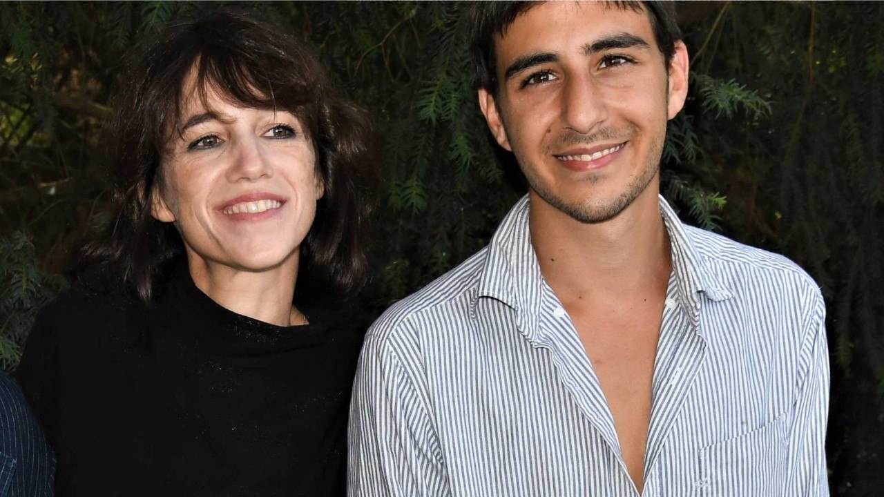 GALA VIDEO - Charlotte Gainsbourg, ses aînés Ben et Alice ne vivent plus avec elle : « Les voir partir est difficile "