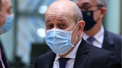 GALA VIDEO - Jean-Yves Le Drian « en danger " : fallait-il vacciner les ministres ?