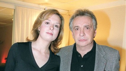 GALA VIDEO - « Long et difficile " : Cynthia, la fille de Michel Sardou, évoque son divorce houleux.
