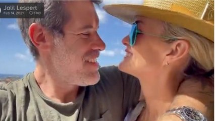 GALA VIDEO - Laeticia Hallyday : piscine, sauna, court de tennis… Sa nouvelle villa de luxe