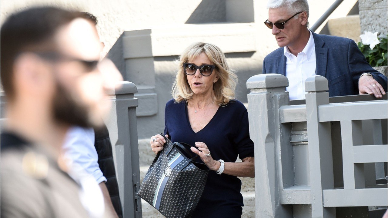 GALA VIDEO - « Tu as vu, Brigitte est là… " : Brigitte Macron ne peut plus passer incognito au Touquet (1)