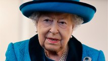 GALA VIDEO - La reine Elizabeth II éprouvée par les tensions… elle décide d'adopter deux chiots