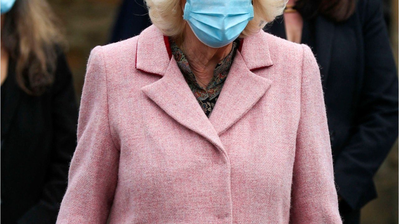 GALA VIDEO - Camilla Parker-Bowles donne des nouvelles du prince Philip : « nous croisons les doigts "