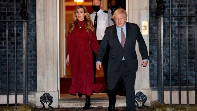 GALA VIDEO - « Vieux dinosaures sexistes : les détracteurs de Carrie Symonds, compagne de Boris Johnson, épinglés.