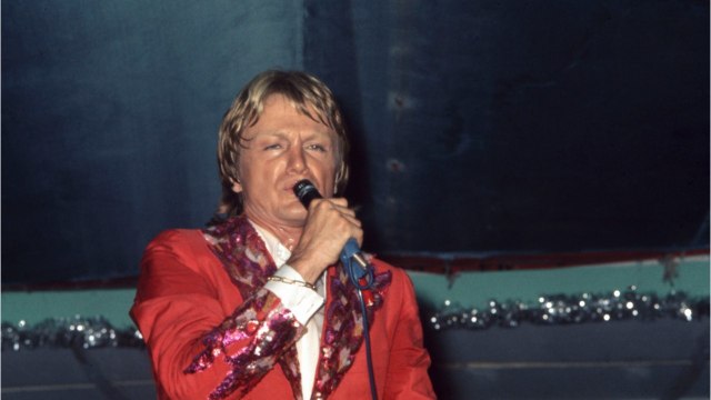 GALA VIDEO - Claude François traité « d'ordure , un ancien de l'Olympia ne mâche pas ses mots sur la star